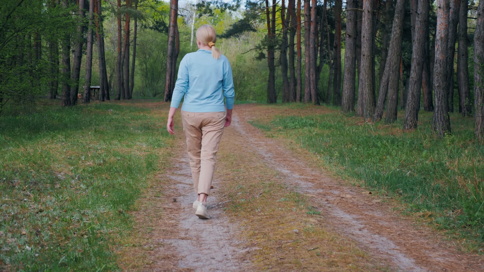 Patiente marchant sur un chemin en forêt après une prothèse de hanche